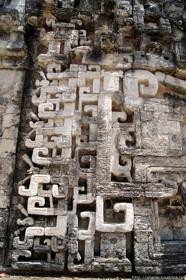 Украшения из камня в храме Шпухиль, Мексика