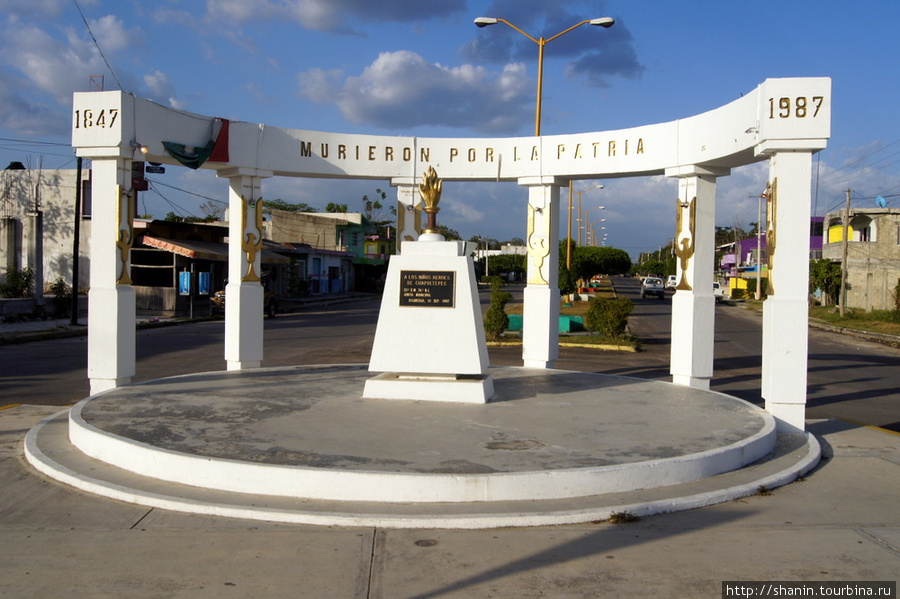 Памятник на главной улице в Эскарсеге Эскарсега, Мексика