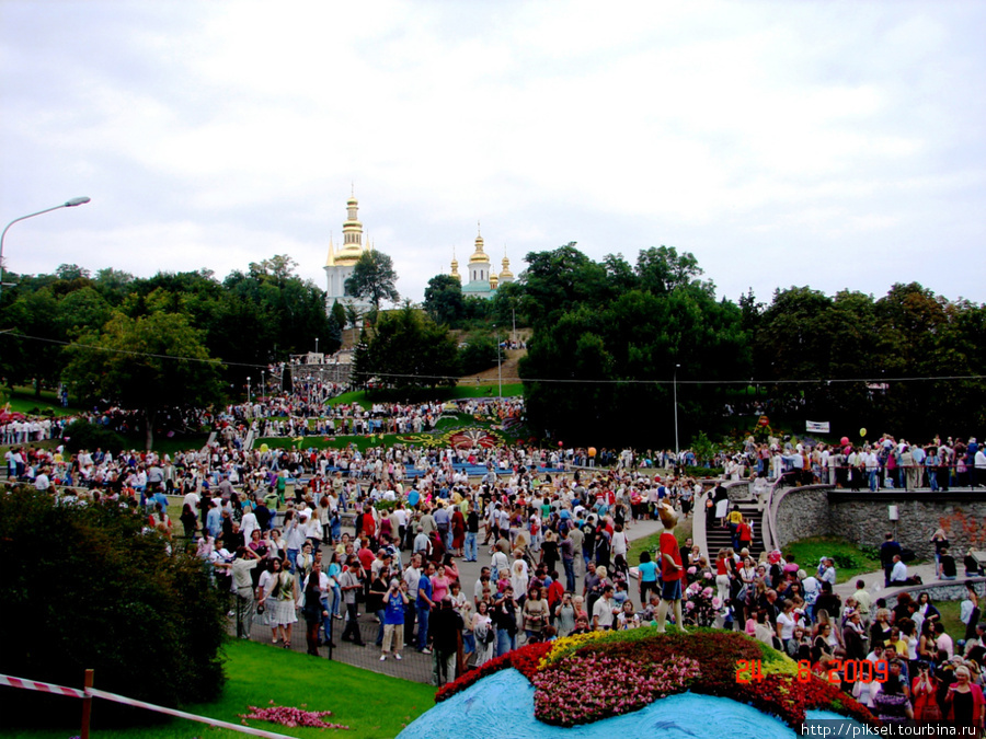 Красота всегда притягивает к  себе. Наверное поэтому выставку цветов посетили десятки тысяч киевлян и гостей города. Киев, Украина