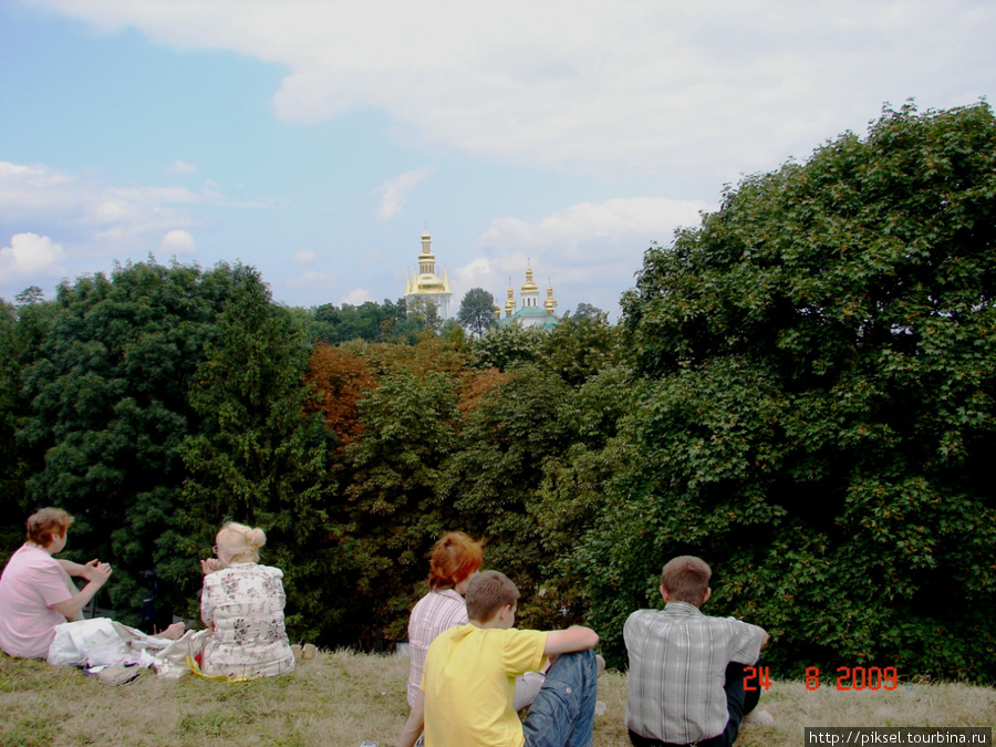 И полюбоваться открывающейся панорамой на Киево-Печерскую Лавру и левый берег Днепра. Киев, Украина