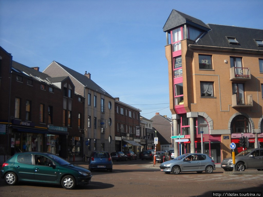 Площадь и трафик на ней Ла-Лувьер, Бельгия