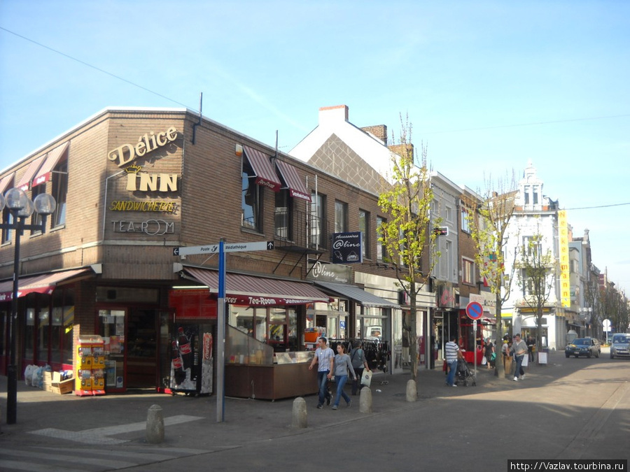Это, чтоб вы знали, главная улица... Ла-Лувьер, Бельгия