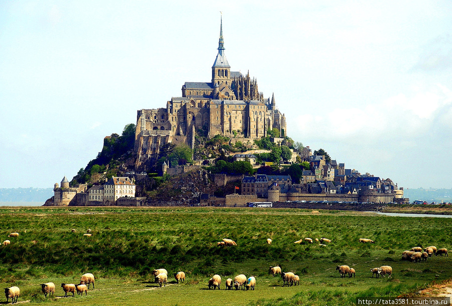 Скалистый остров-монастырь в Бретани.