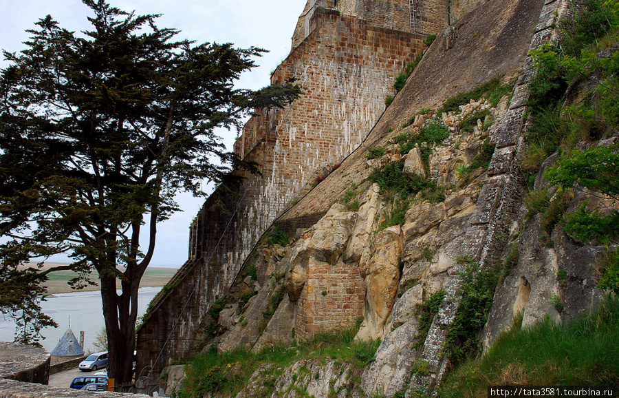 Скалистый остров-монастырь в Бретани. Мон-Сен-Мишель, Франция
