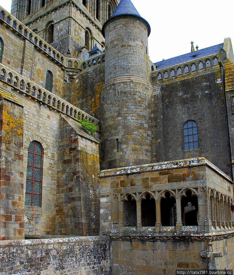 Скалистый остров-монастырь в Бретани. Мон-Сен-Мишель, Франция
