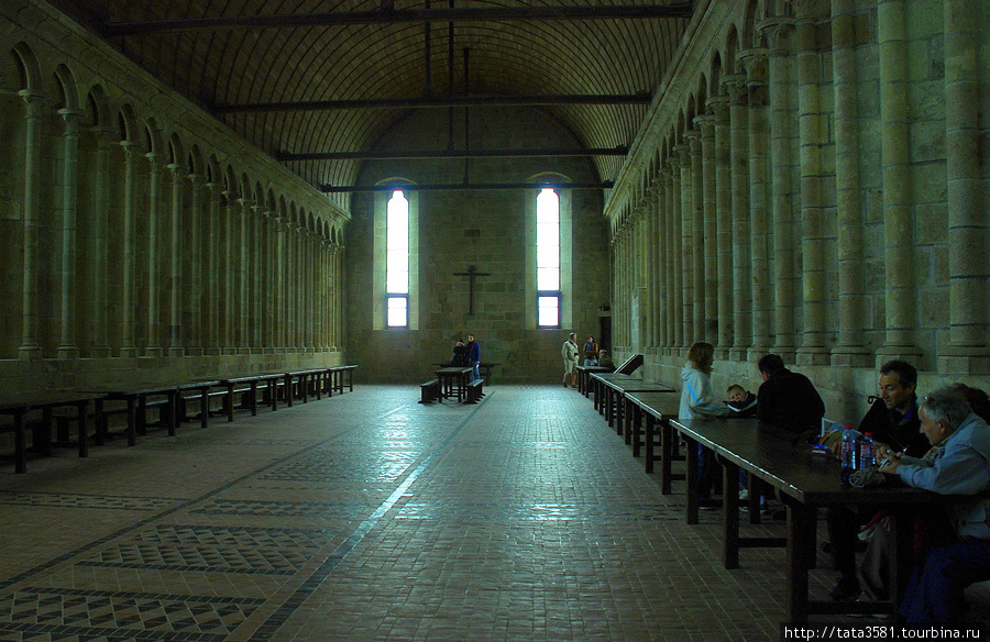 Трапезная в монастыре Мон-Сен-Мишель, Франция