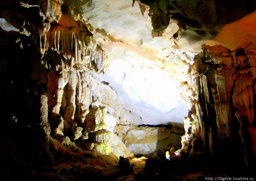 Пещерная система Sung Sot cave Халонг бухта, Вьетнам