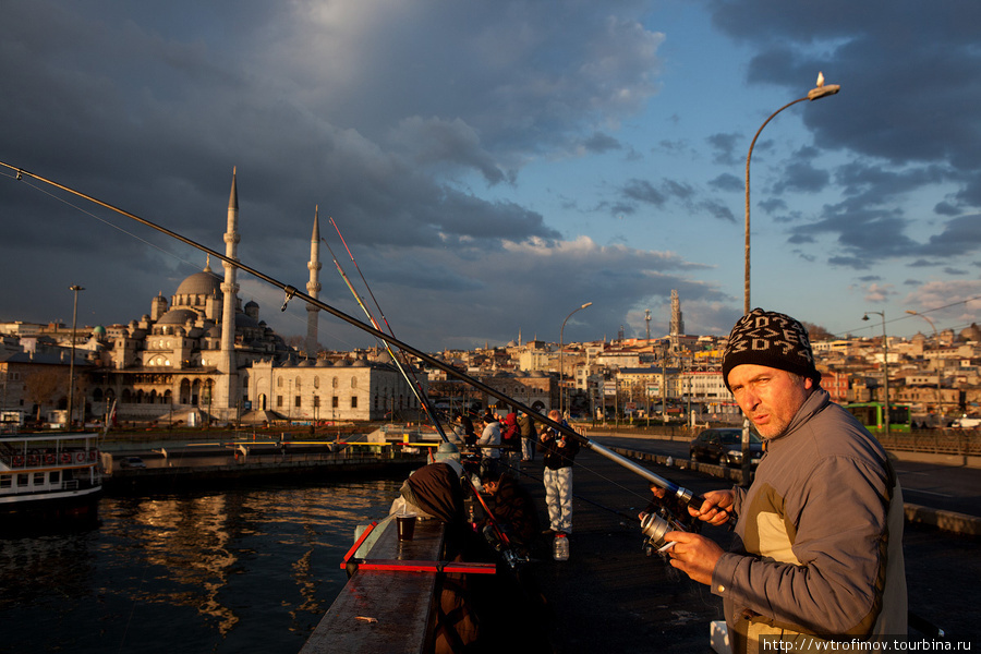 Ранний рыбак на Галатском мосту. Стамбул, Турция