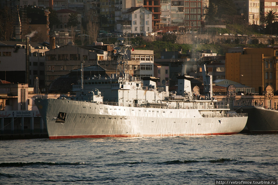 Украиский военный корабль у причала Каракой. Стамбул, Турция