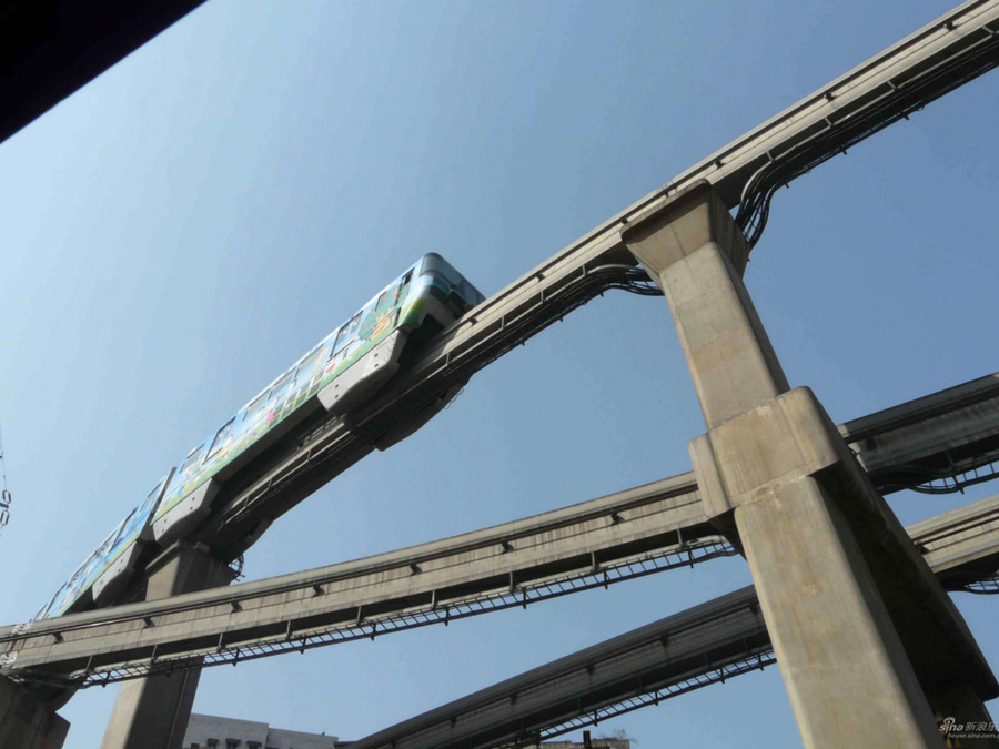 Монорельсовое метро над головой Чунцин, Китай