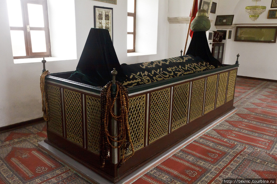 Внутри мечети Али Паши, гробница Seyit Bilal (внука Хусейна, который был внуком пророка Мухаммада)