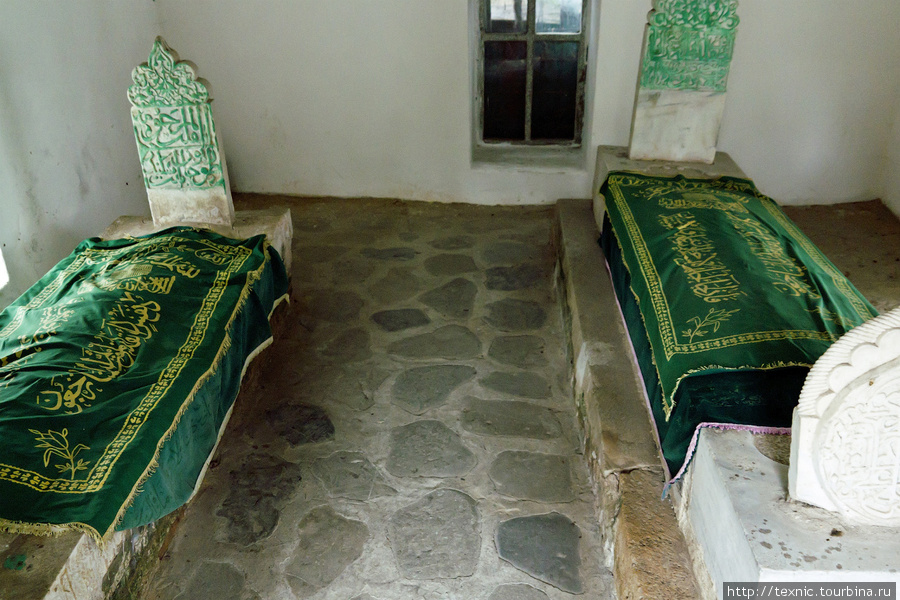 Женские гробницы около мечети — жены и дочери султана. Синоп, Турция