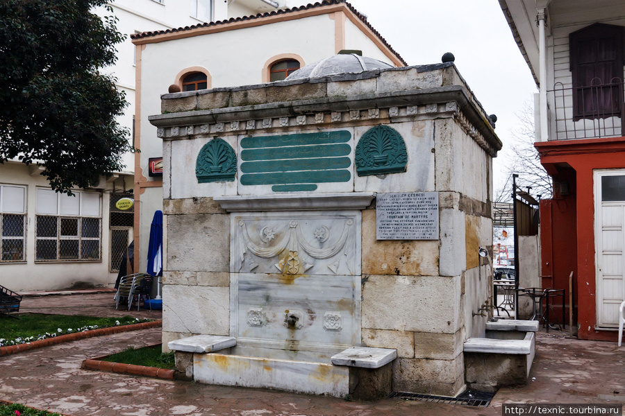 А это фонтан, построенный на деньги из карманов убитых турецких солдат, поднятых с затонувших кораблей