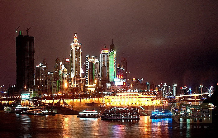 Ночной вид порта Чаотяньмэнь Чунцин, Китай