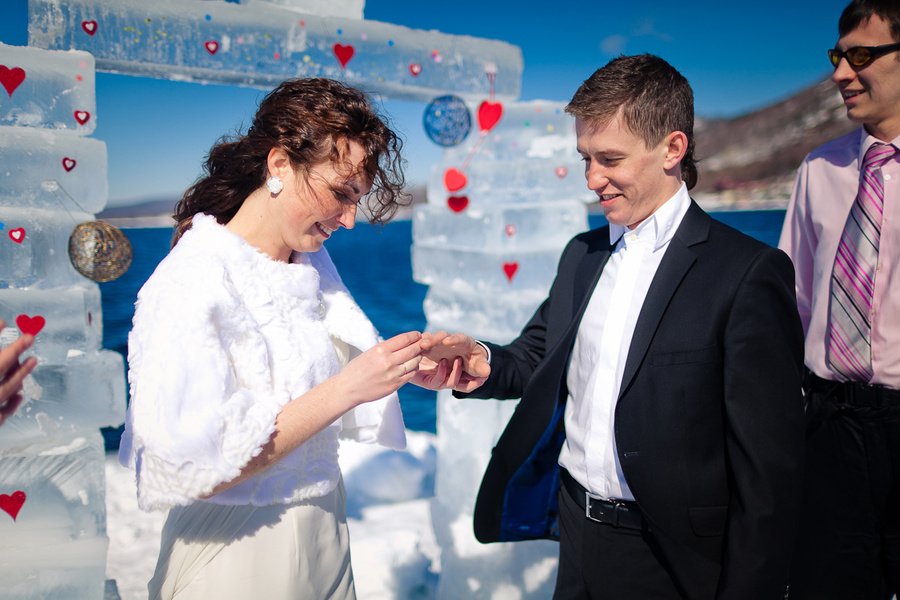 Свадьба мамонтят и катание на льдине :) Листвянка, Россия