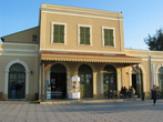 Здание станции. Сейчас сувенирный магазин, кафе и 2 магазина дизайнерских украшений