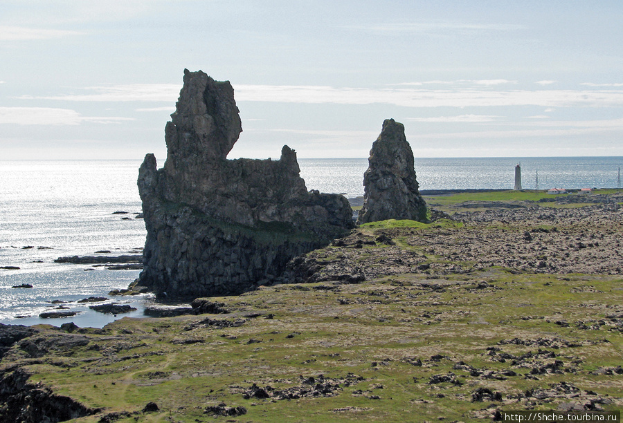 На подходе к берегу справа увидели симпатичную скалу. Честно говоря, я успел подумать, вот кидалово, стоило ли идти, чтоб ее увидеть... Западная Исландия, Исландия