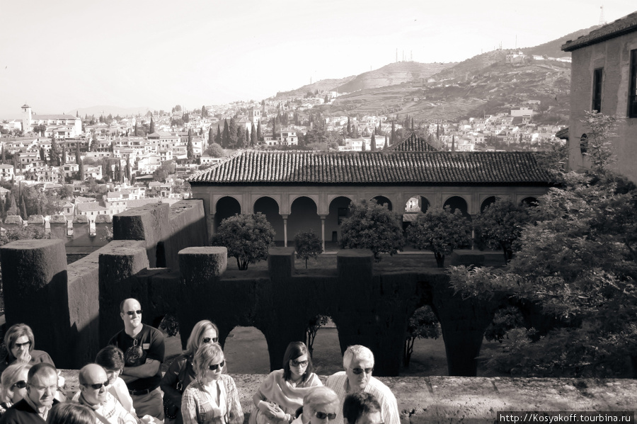 Альгамбра на следующий день после отмечания, было хмуро Гранада, Испания