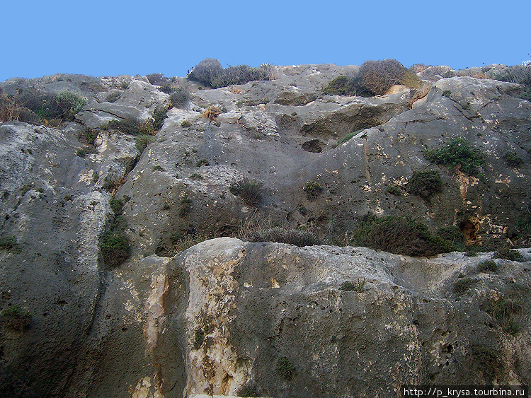 На одну из скал, возвышающихся над городом, можно забраться Шленди, Мальта