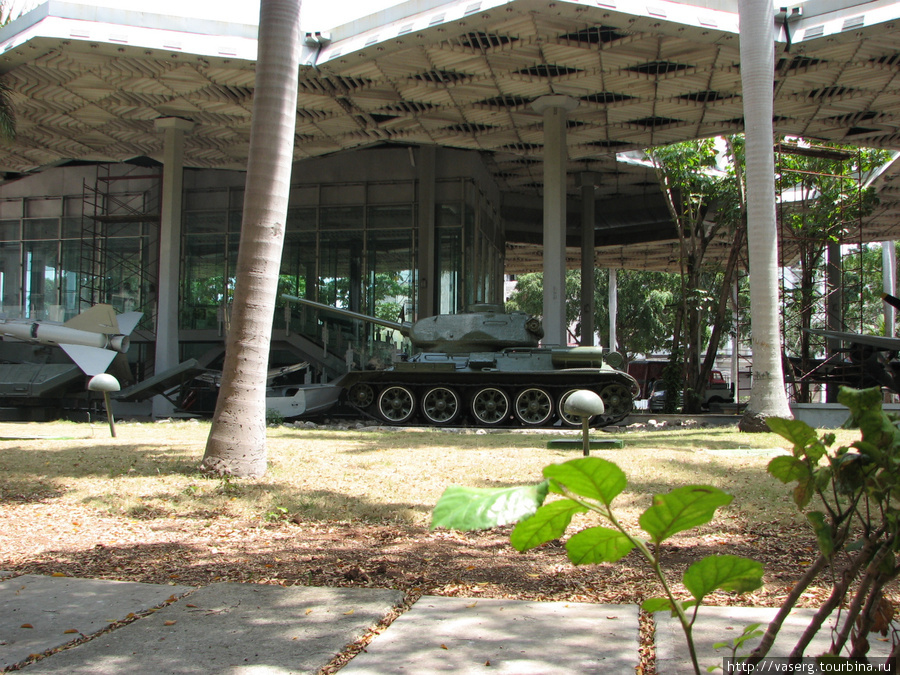 Танк Т-34 охраняет Гранму Фиделя Гавана, Куба