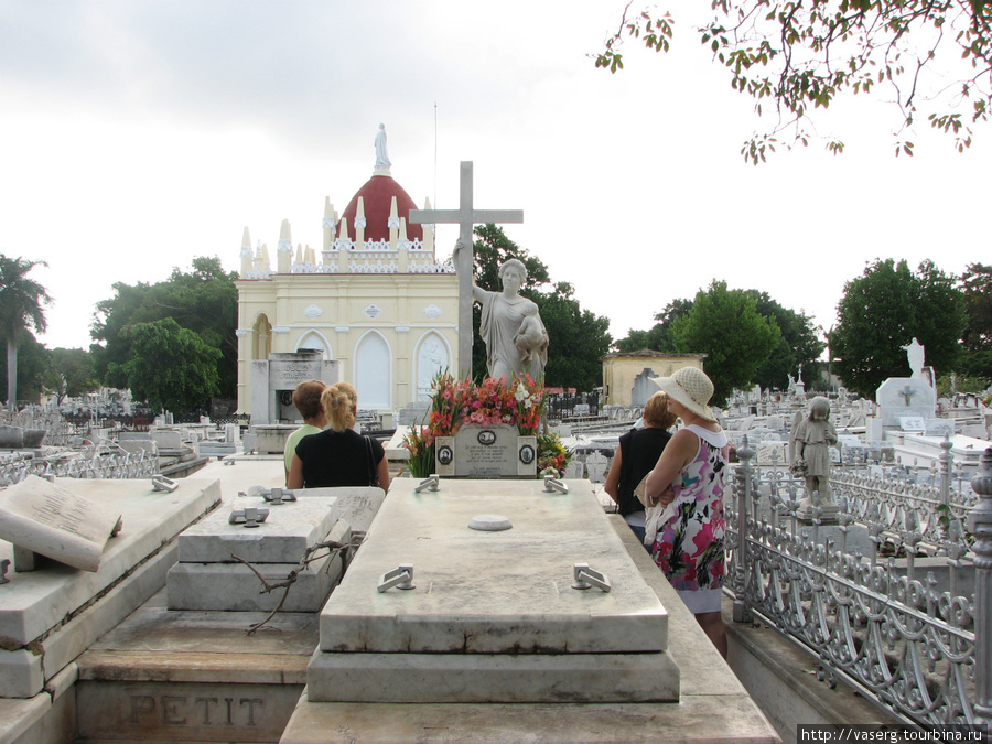 Памятник Милагросе. Это память об Амелии Гойри. Она умерла в 1901 году во время родов. По традиции ее похоронили с ребенком у ног. Но при эксгумации ребенок оказался у нее на руках. С тех пор могила стала местом небывалого паломничества. Гавана, Куба