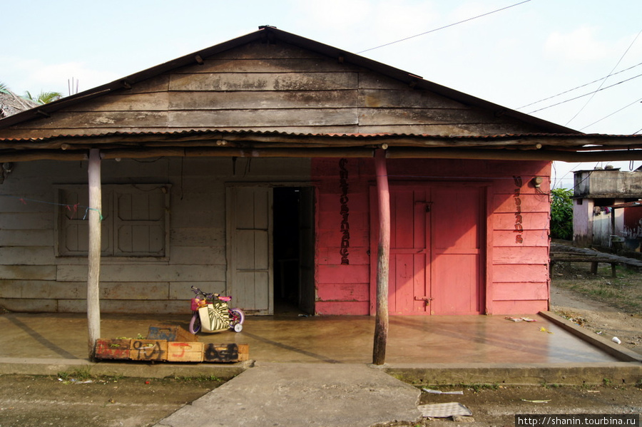 Типичный карибский дом — точно такие же можно встретить на островах Карибского моря Ливингстон, Гватемала