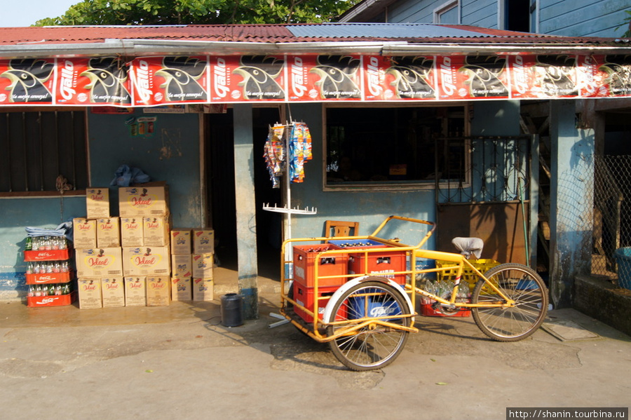 Реклама самого популярного сорта пива встречается повсеместно — на каждом магазине Ливингстон, Гватемала