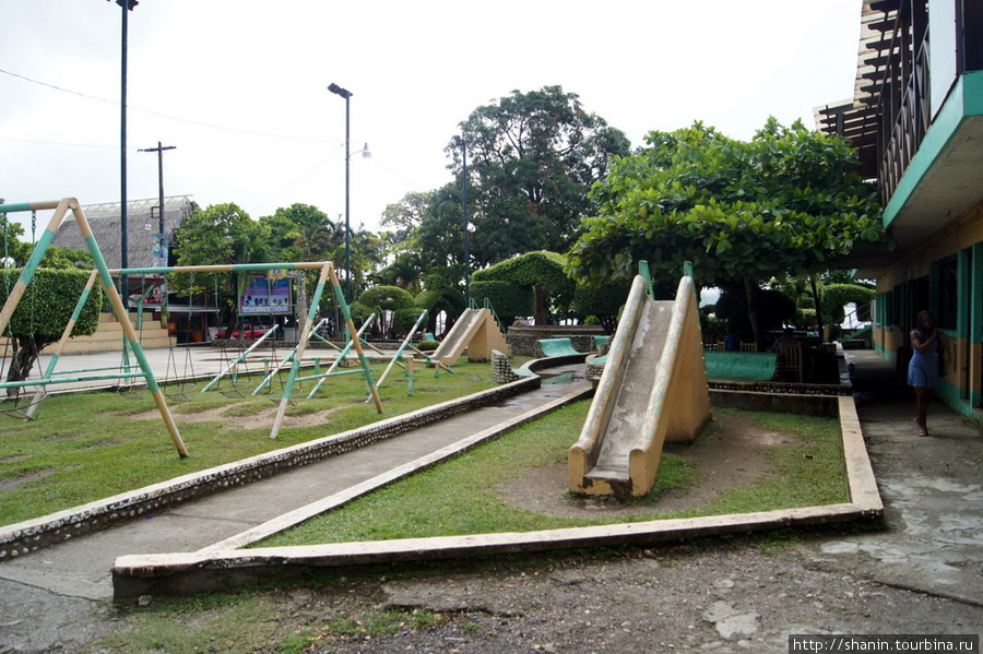 Центральная площадь Ливингстона с детской площадкой Ливингстон, Гватемала