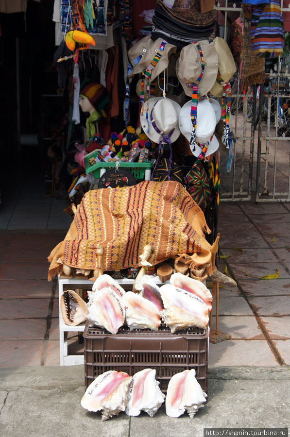 Сувениры для туристов в Ливингстоне Ливингстон, Гватемала