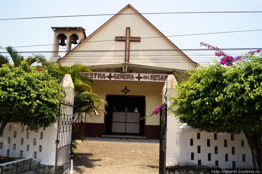Церковь в Ливингстоне Ливингстон, Гватемала