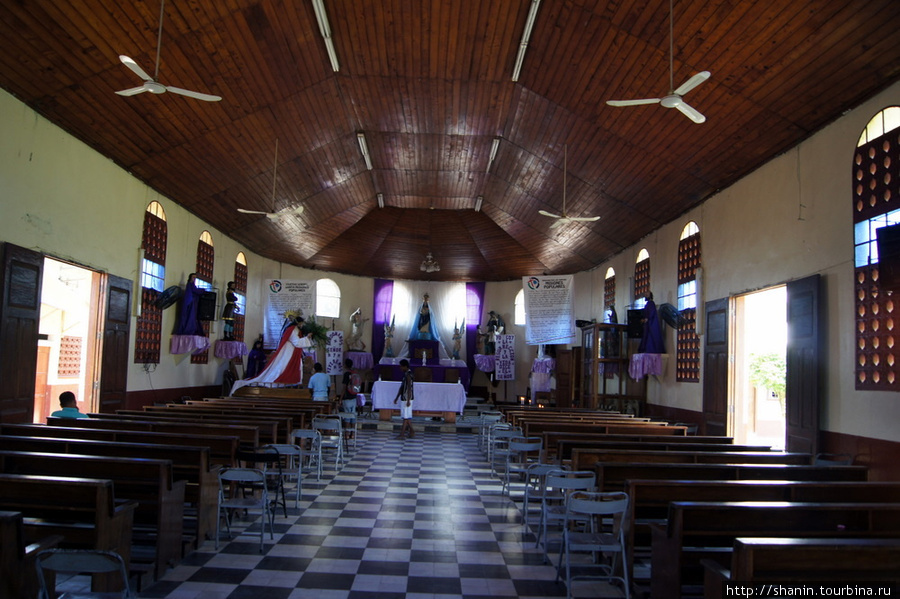 В церкви в Ливингстоне Ливингстон, Гватемала