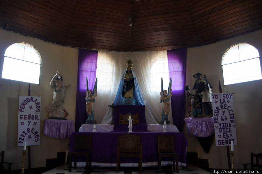 Алтарь в церкви Ливингстон, Гватемала