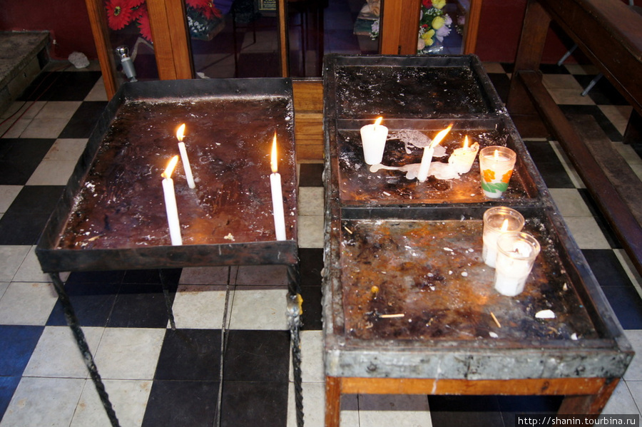 Свечи в церкви в Ливингстоне Ливингстон, Гватемала