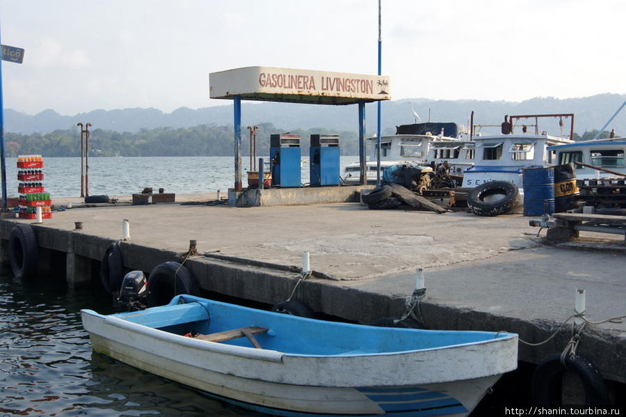 Лодка у пристани с заправочной станцией Ливингстон, Гватемала