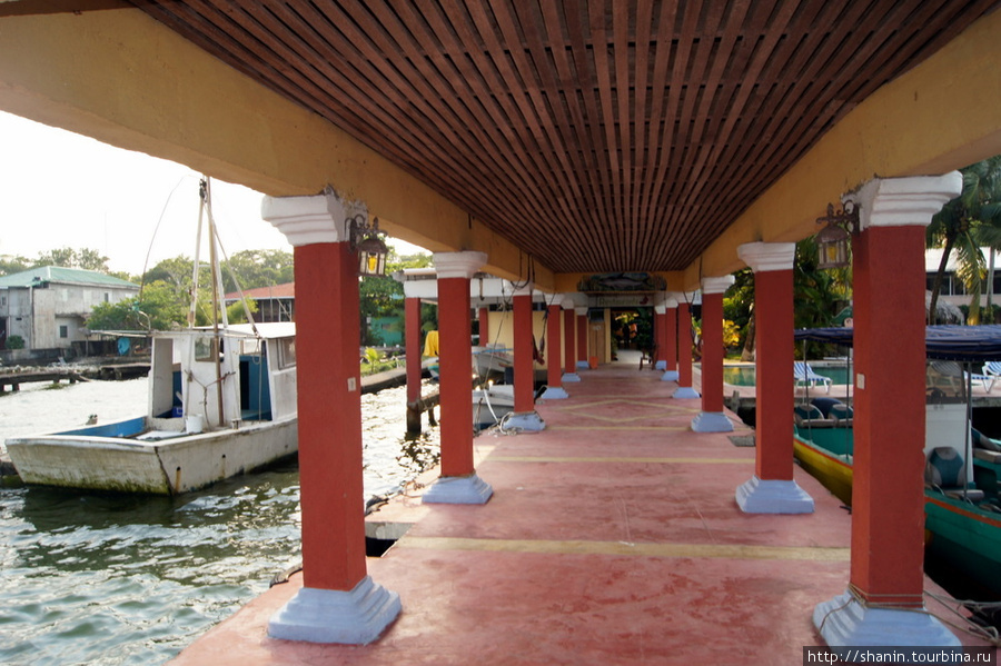 Причал для лодок в Ливингстоне Ливингстон, Гватемала