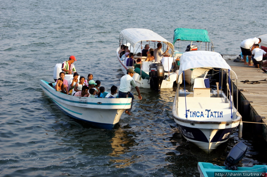 Лодки у пристани Ливингстон, Гватемала