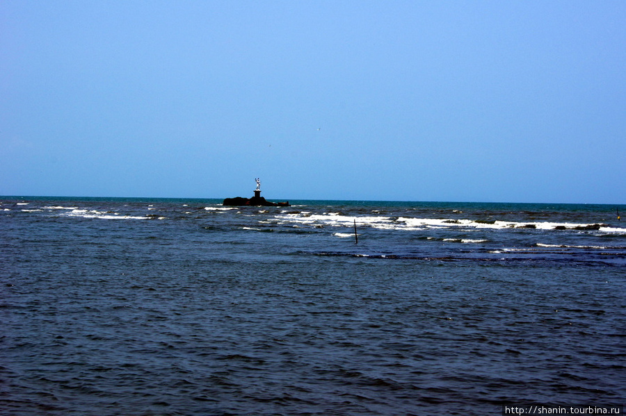 Статуя в море недалеко от берега Ливингстон, Гватемала