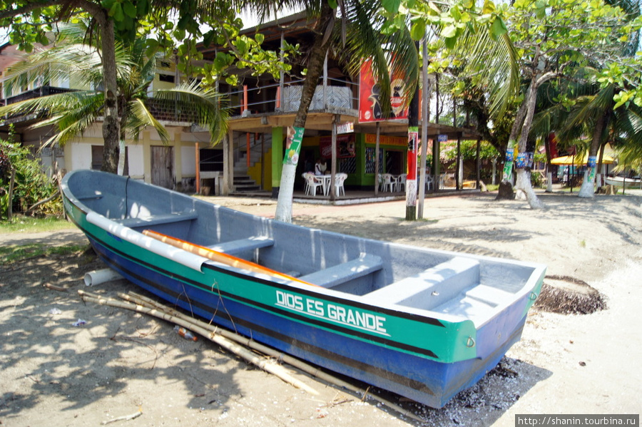Лодка на берегу моря Ливингстон, Гватемала