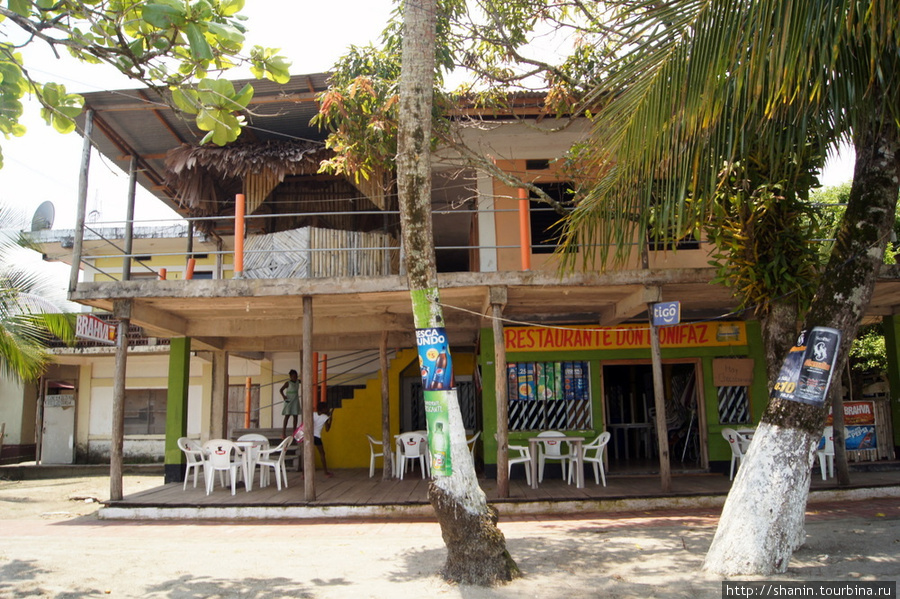 Кафе на берегу моря в Ливингстоне Ливингстон, Гватемала
