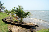Лодка на берегу Карибского моря