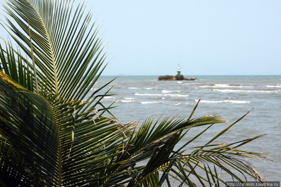 Пальма и статуя в море Ливингстон, Гватемала