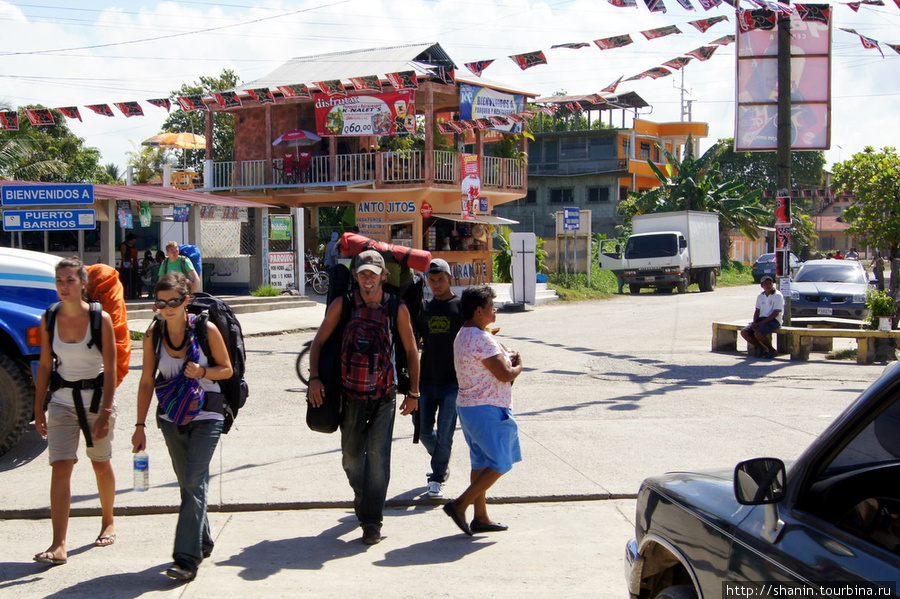 Бэкпакеры идут на причал в Пуэрто-Барриосе Пуэрто-Барриос, Гватемала