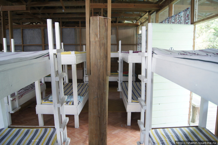 Двухэтажные нары в дормитори в бэкпакерсе Рио-Дульсе, Гватемала