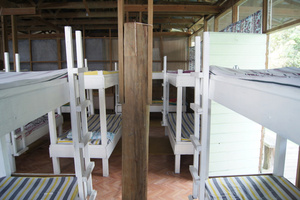 Двухэтажные нары в дормитори в бэкпакерсе