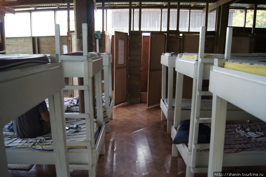 В дормитори простые деревянные кровати Рио-Дульсе, Гватемала