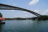 Вид из бэкпакерса на мост