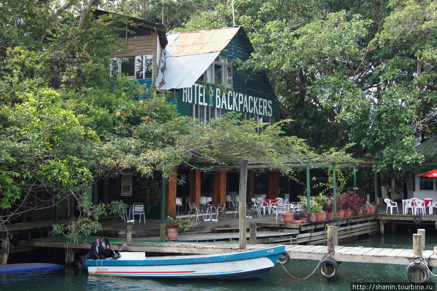 Бэкпакерс на берегу реки Рио-Дульсе, Гватемала
