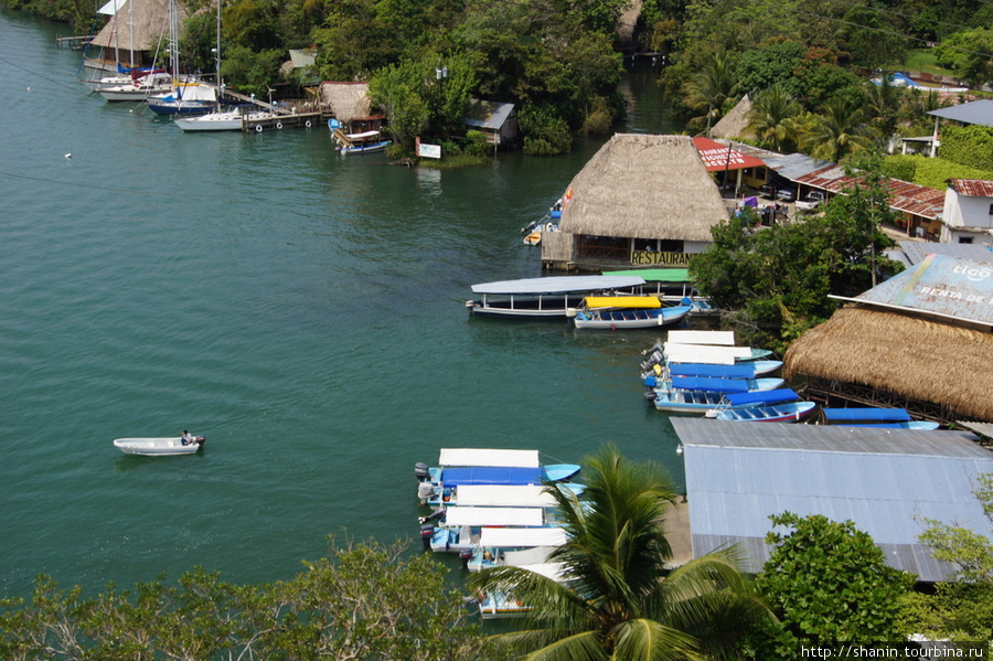 Пристань — отсюда уходят лодки в Ливингстон Рио-Дульсе, Гватемала