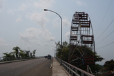 Колесо обозрения и мост в Рио Дульче