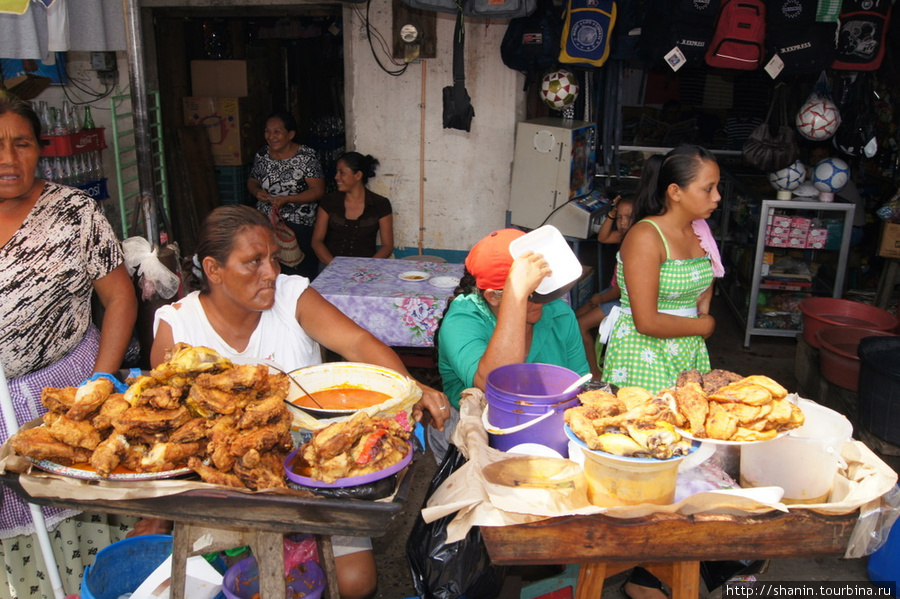 Уличные торговки в Рио Дульче Рио-Дульсе, Гватемала